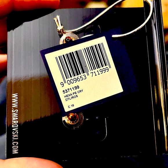 BRAND NEW TIMELESS PAIR OF SWAROVSKI CRYSTAL ROSE GOLD HEXAGONAL STUD EARRINGS🌻 - Picture 3 of 8